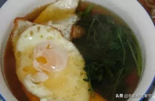 一位客家妈妈用艾草煮水给儿子洗澡，结果万万没想到.