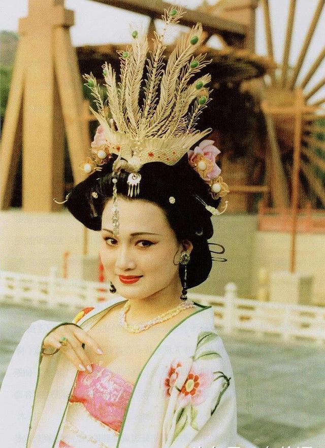 90年代女歌手林芳兵,林芳兵周洁哪个更美