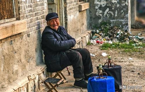 90岁老伯天天劳作，每年能存好几万，干的活还很不错