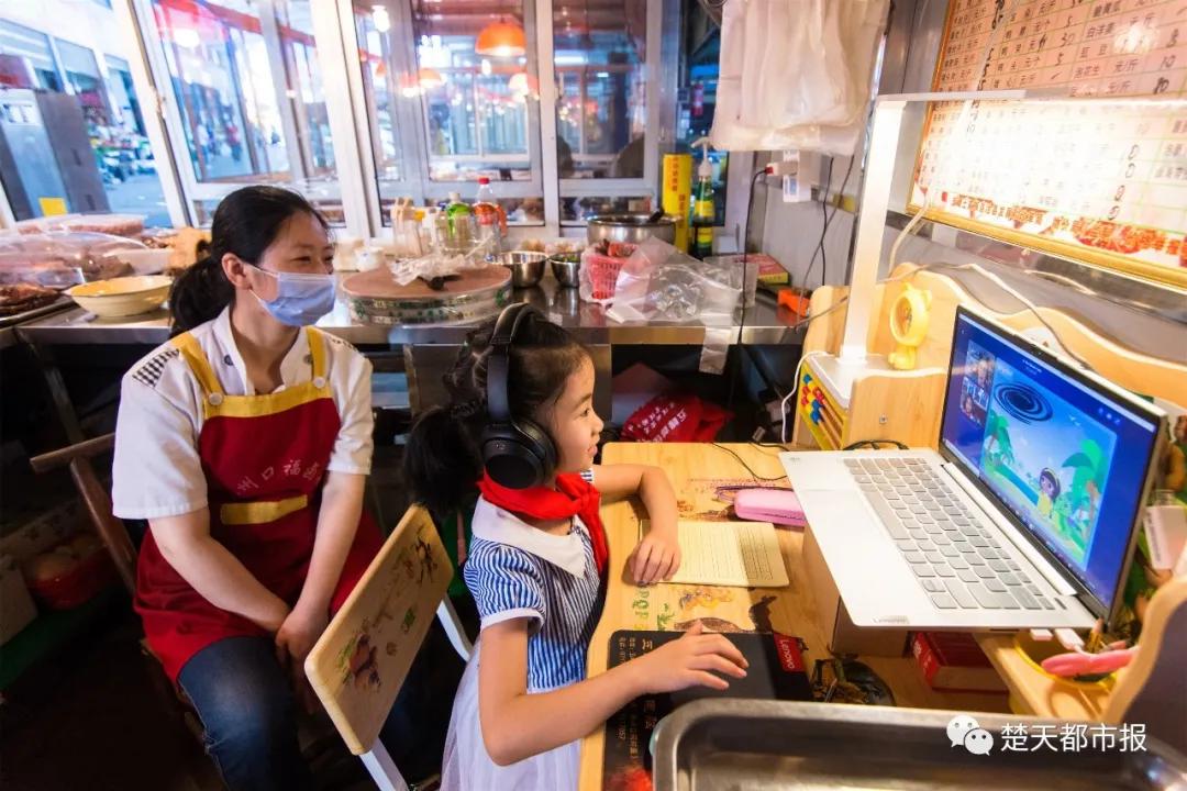 妗堟澘涓嬩笂缃戣,妗堟澘涓嬩笂缃戣鐨勫皬濂冲