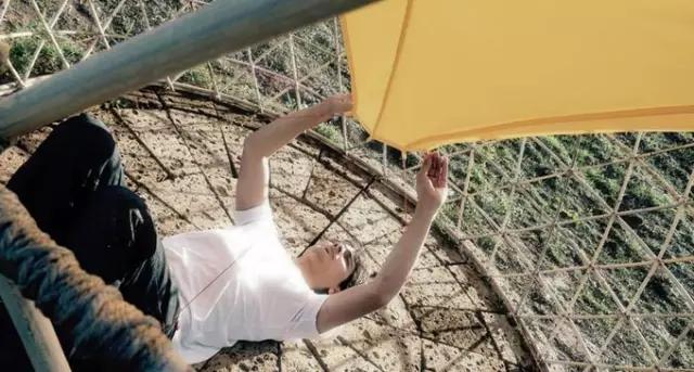 设计师在非洲做了个花篮，用来向天空借水