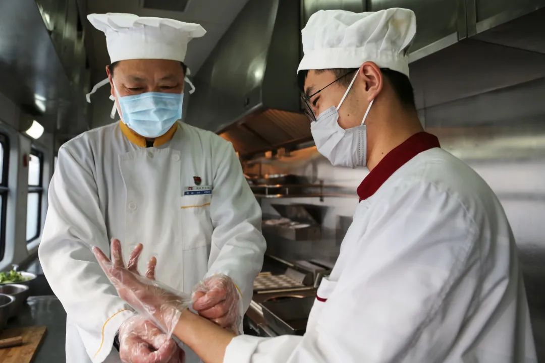 疫情期间火车上提供饭菜吗,疫情期间在火车买东西吃