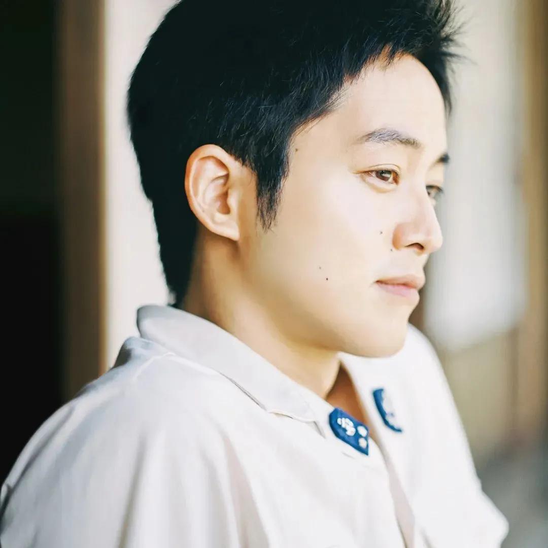 旅游景点男生拍照姿势怎么摆,男生山顶晚霞摄影拍照姿势高清