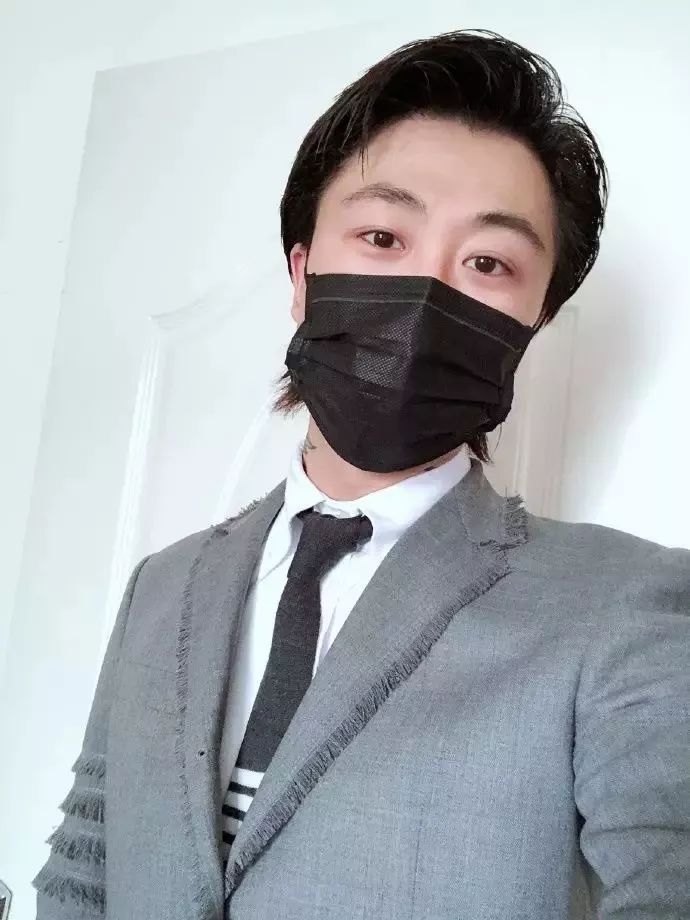 他是红花会的幕后“大管家”，音乐和生意做到了两开花