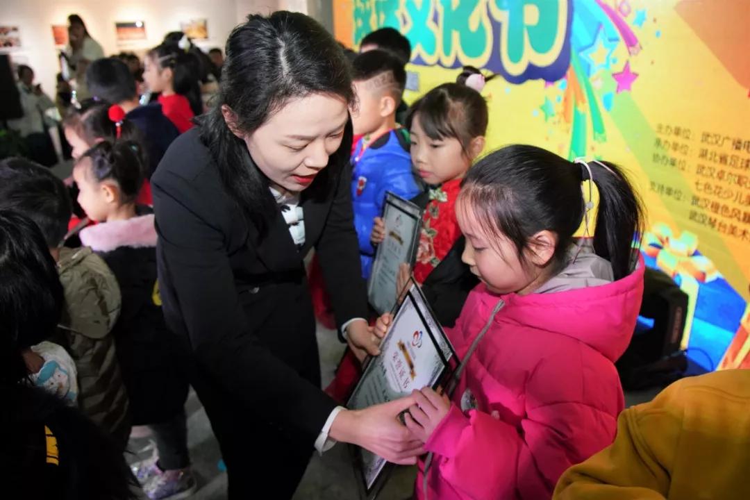 中超武汉球迷文化节“小小画家”童心绘出绿茵梦