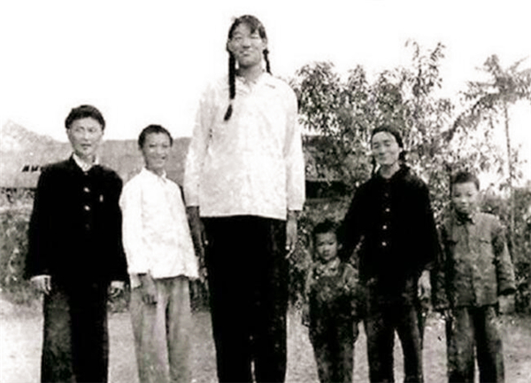 2.3米女巨人为什么去世,2米女巨人去世