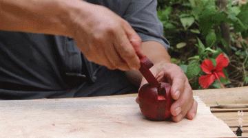 【设计篇】61岁中国大爷火爆外媒！“玩”木头让上亿老外看傻眼！