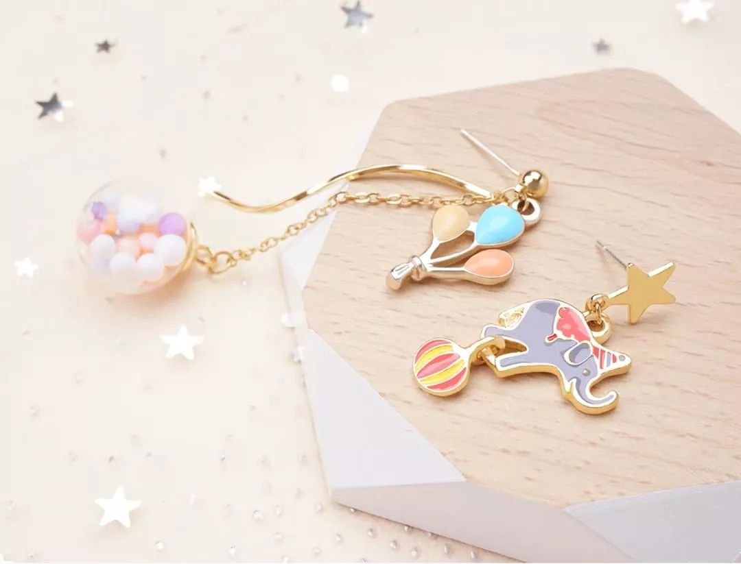 耳饰别致不对称,耳饰可爱黑白