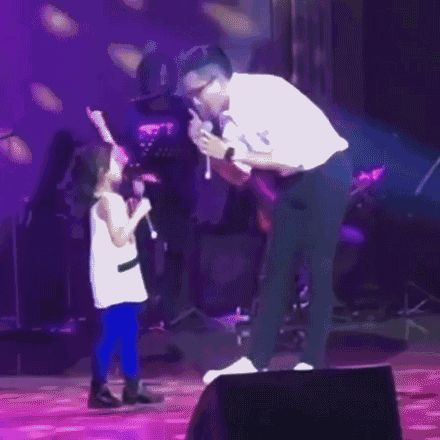 明星育儿经：乐嘉送灵儿去少林寺，张亮说不能直接亲吻女儿