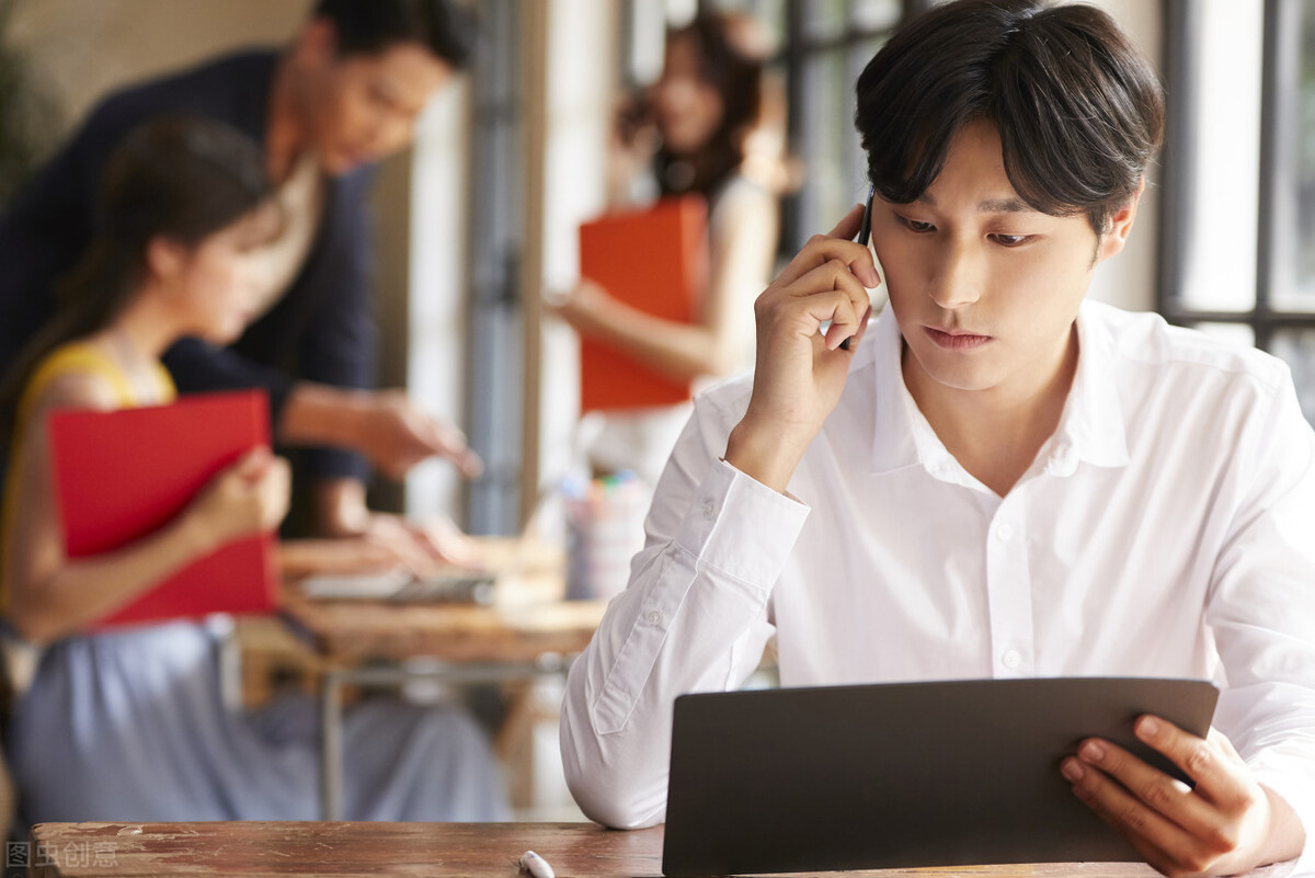 没眼色的人,没眼色的人是脑子笨吗