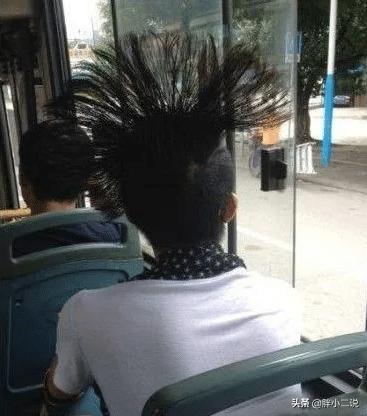 地铁上碰到心仪的女孩子，该怎么跟她搭讪呢？