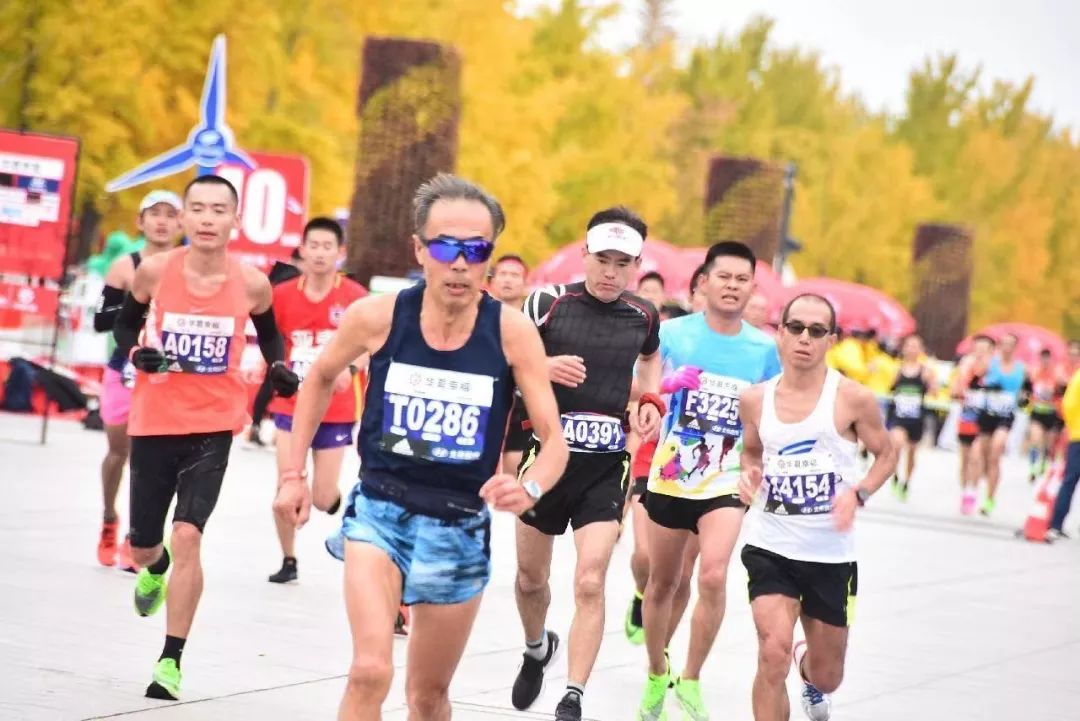 领跑一堆年轻小伙！68岁大爷北马2小时54分，配速408！