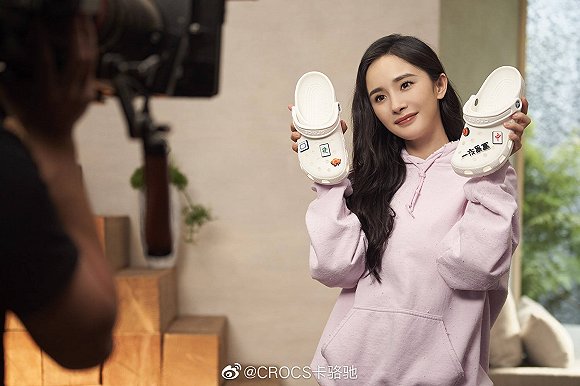 土味丑鞋还能成新时尚吗?Crocs请来杨幂代言、李佳琦直播带货