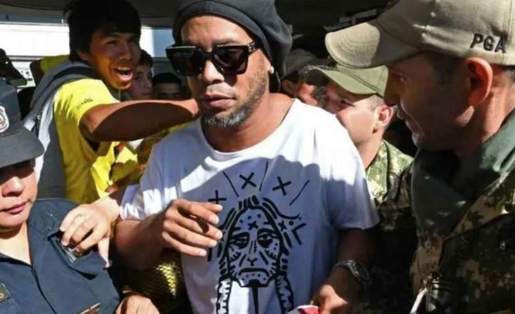 小罗在监狱夺冠,小罗40岁重返赛场