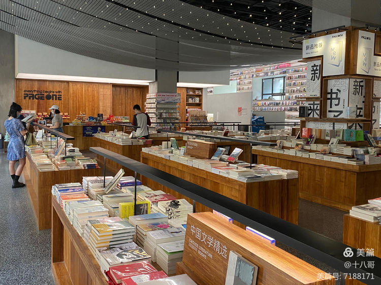 古老的前门大街,重新修缮过的前门大街的夜晚风情