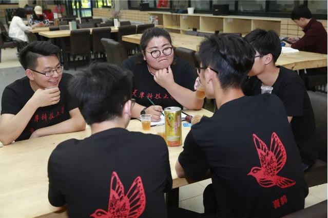 醉了！95后女大学生创业：1天卖100多桶酒，指导老师都喝胖10斤