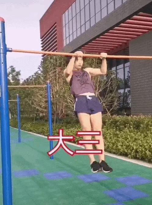 肌肉女学生秀腹肌,撩衣秀腹肌