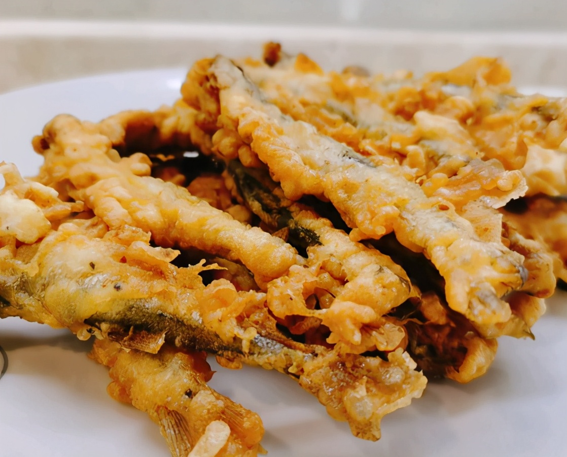 炸小鱼时,用什么挂糊很重要,学会这个方法,出锅外酥里嫩,真香