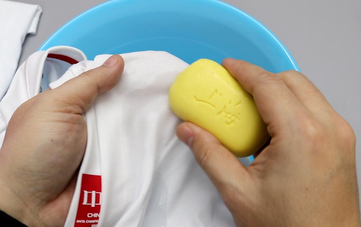 白色衣服染到血渍怎么洗掉,白衣服上有血渍怎么清洗干净