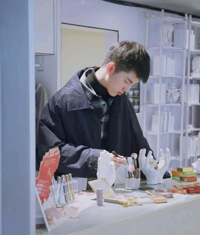 男生理发两边理得太短了,男生理发怎么跟理发师说剪短一点