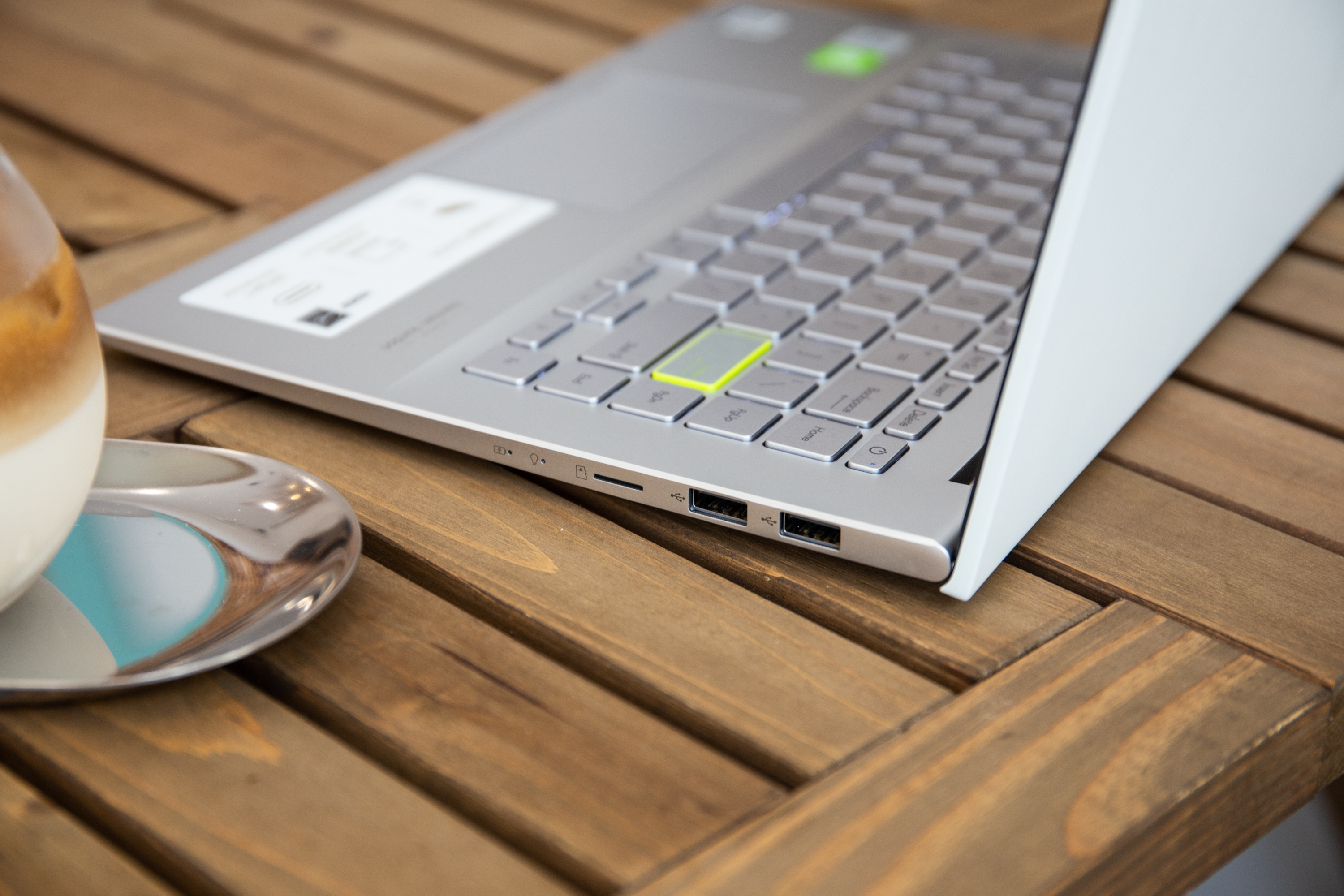 为什么白色更受欢迎呢,为什么白色手机最经典