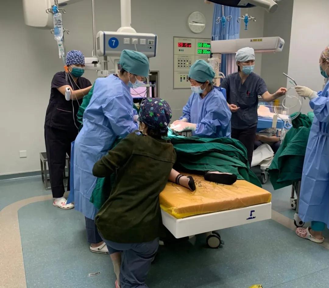女神节里的最美跪姿！北京积水潭医院妇产科医生跪地抢救脐带脱垂孕妇