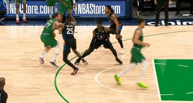 独行侠vs雷霆g3东契奇被肘击,徐静雨解说东契奇被肘击