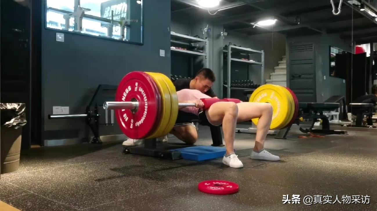 53岁大妈能练出八块腹肌,60岁健身阿姨腹肌