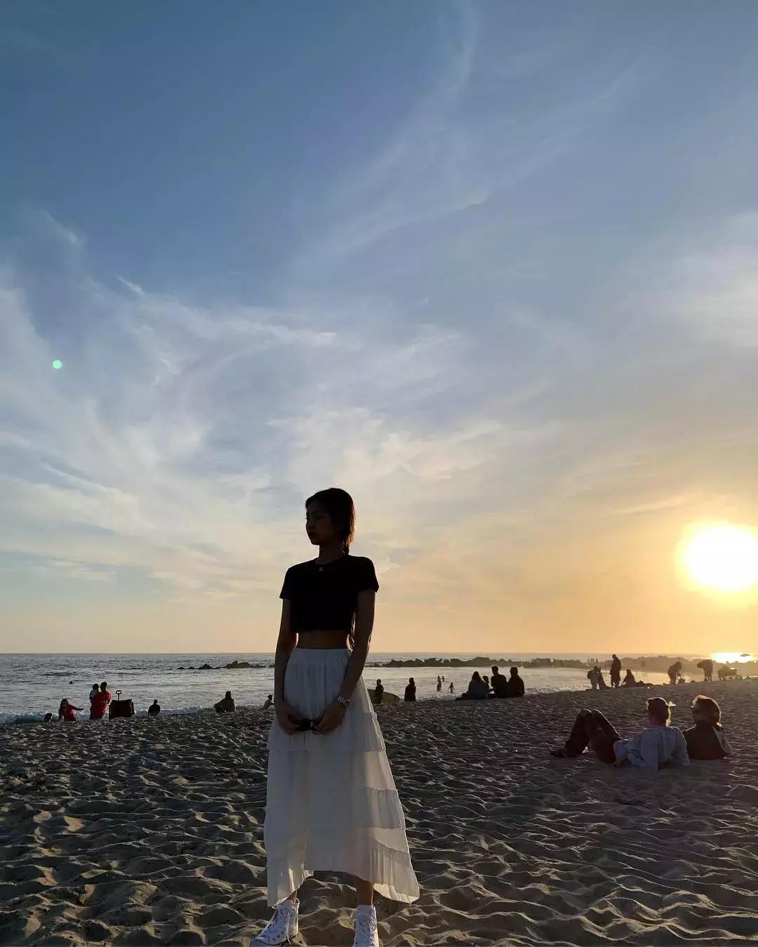 天气回暖怎么穿?裙子+运动鞋是时尚人群中热度最高的搭配法则