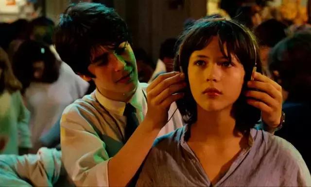 现在我学唱神曲，全靠别人手机外放