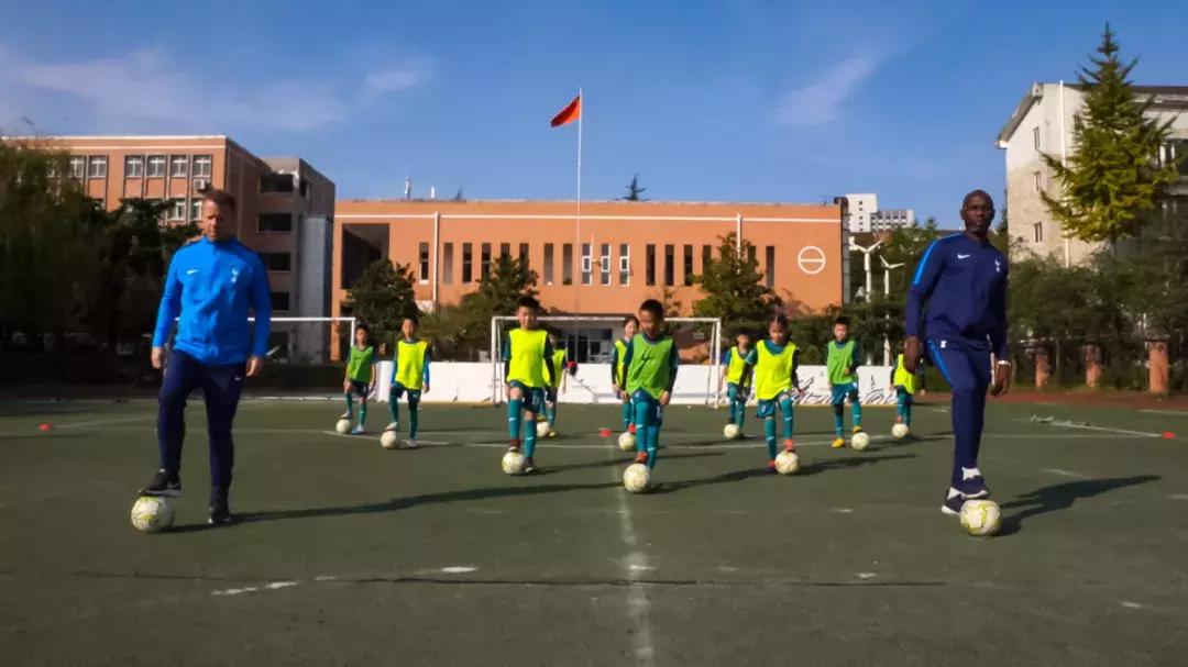 教成都学生热身操，热刺教练发现“球星潜力股”，想带回英国教！