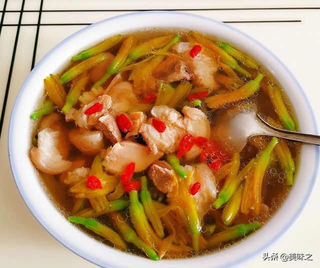 墨鱼能和当归党参黄芪一起炖汤吗,墨鱼汤配什么炖汤