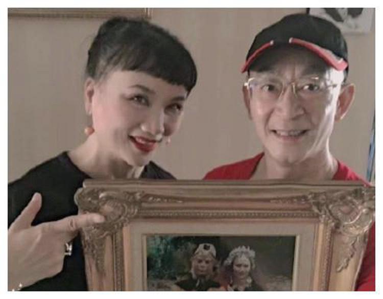 六小龄童结婚32周年晒合照，妻子竟是天竺王后！女儿撞脸关晓彤