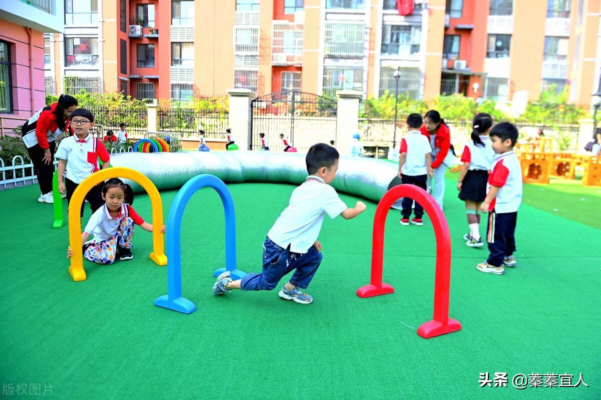 小孩死活不上幼儿园怎么办,孩子天天哭闹死活不愿意去幼儿园