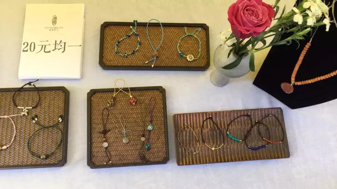 能给圣诞老人换衣服?这个圣诞嘉年华在搞什么名堂?!