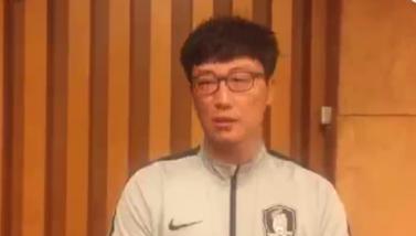 韩国球员赢中国脚踩熊猫杯,韩国球员赢中国后踩奖杯