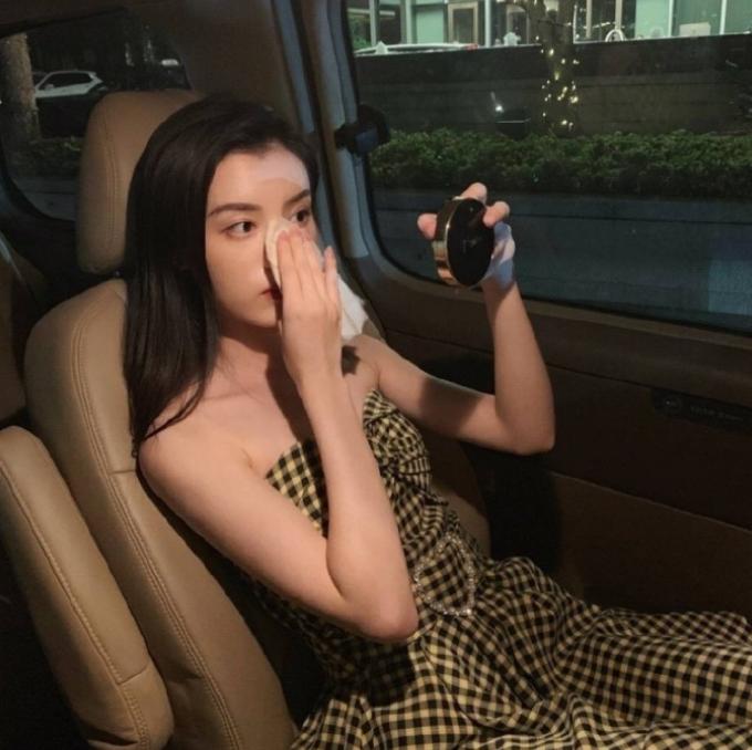 唐弋婷真是个宝藏女孩!抹胸裙尽显好身材,可塑性很强的女孩子