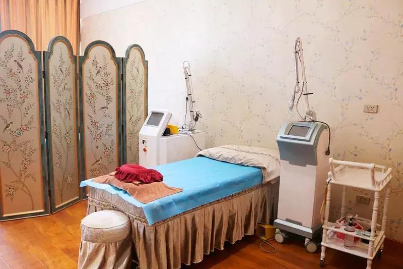 揭秘！天津路这家店，门口停满豪车！还不时有各种靓丽女子进出.