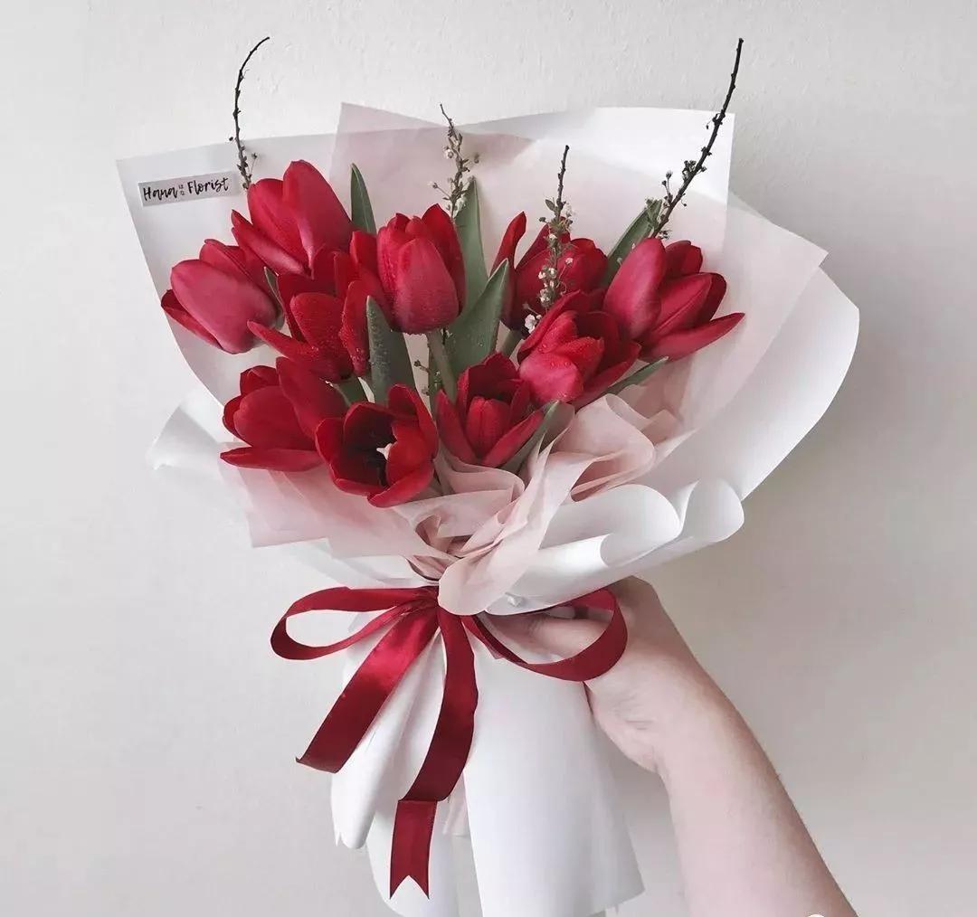 花要不要经常换水,花材正确处理方式及日常养护