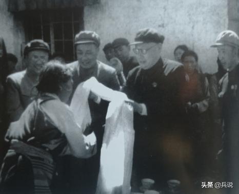 两名士兵以少胜多，歼100名叛军！张国华特意接见