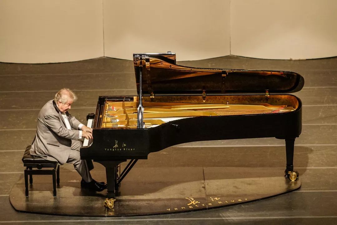 长江钢琴tch系列和冠军系列比较,长江钢琴是国产品牌的佼佼者