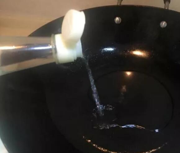 一炒菜就粘锅,炒菜的铁锅不粘锅不糊锅