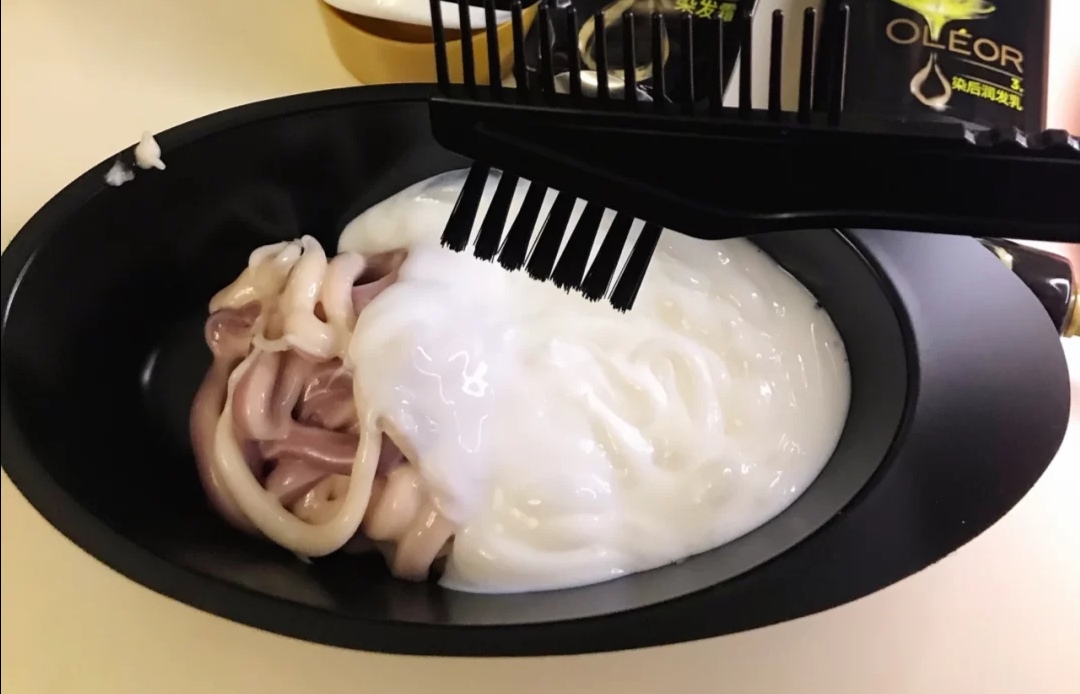 自己染发和理发店染发哪种损害小,在理发店染发和自己买染发剂