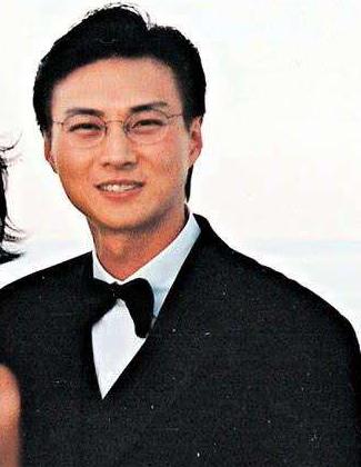 本是美艳无双的长相，却甘愿成为富豪们的“猎物”，耗尽青春