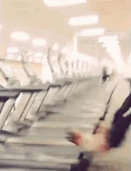 搞笑gif你以为我会乖乖地转圈吗,打着伞跳舞搞笑视频