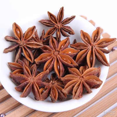 八角的香气是香料中最霸气的,八角和什么香料都具有芳香的气味