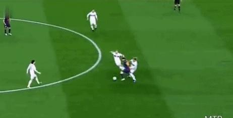 梅西被铲球拜仁,梅西被铲完整版