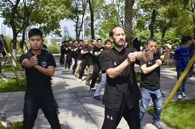 咏春拳日字冲拳视频,咏春日字冲拳叶问片段