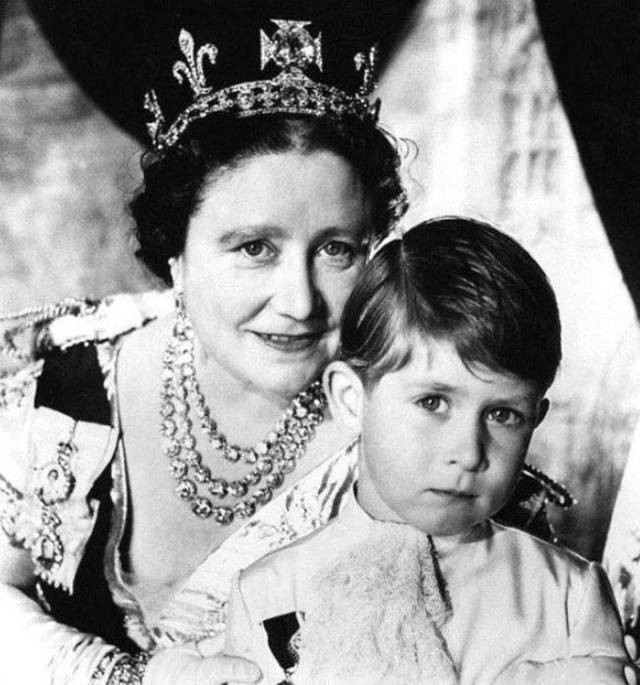 英女王母亲宠爱戴安娜,英女王哈里奶奶