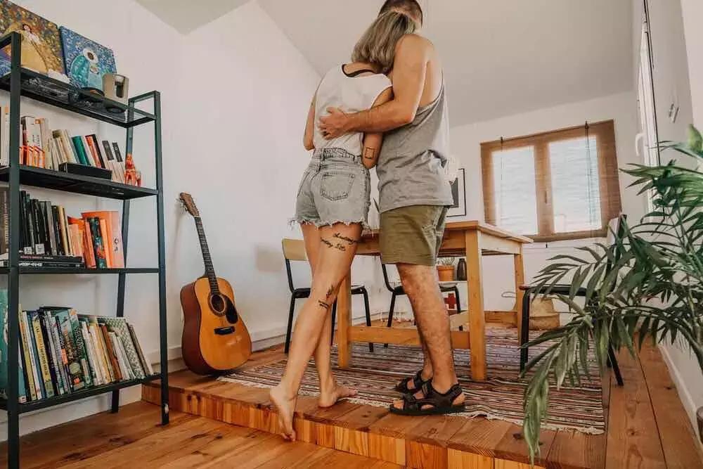 “女朋友不让我碰，我找别人解决，她怎么还生气了